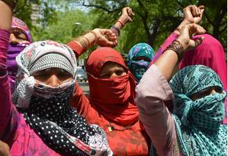 <p>Indianas fazem protesto contra estupro, em Nova Delhi, em 22 de abril</p>