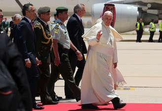 O avião do Papa Francisco pousou em Amã na manhã neste sábado, em sua primeira visita à região