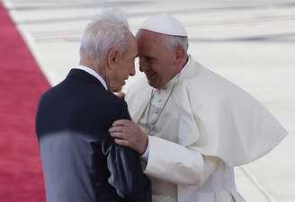 <p>Presidente de Israel, Shimon Peres, (à esq.) ao lado do papa Francisco. Para o pontífice, o político é 'artífice da paz'</p>