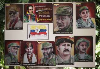 <p>Pinturas dos fundadores do grupo guerrilheiro da Colômbia, as Farc, são vistas durante uma entrevista coletiva, em Havana, nesta terça-feira, 27 de maio. A principal guerrilha da Colômbia comemora seu 50º aniversário hoje</p>