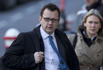 <p>Andy Coulson, ex-editor do jornal News of the World e ex-assessor do primeiro-ministro britânico David Cameron, chega ao Tribunal Criminal Central de Londres, em 21 de fevereiro. Nesta terça-feira, 24 de junho, ele foi condenado por escutas telefônicas ilegais</p>