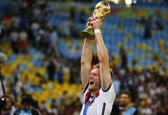 <p>Alemão Andre Schuerrle ergue o troféu da Copa do Mundo no Maracanã</p>