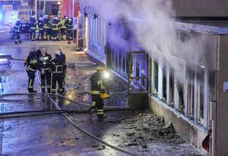 <p>Bombeiros terminam de apagar o fogo que consumiu parte de uma mesquita em Eskilstuna, na Suécia, em 25 de dezembro</p>