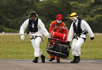 Equipes de resgate transportam o cadáver de um passageiro do avião da AirAsia na base aérea em Pangkalan Bun, em 6 de janeiro