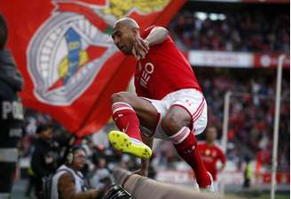 Luisão comemora um dos gols no massacre do Benfica