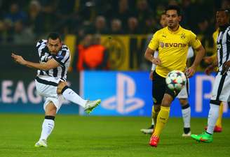 Tevez acertou chute forte de fora da área e aumentou a vantagem da Juventus no confronto de 180 minutos