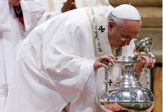 Papa celebra missa em semana de Páscoa e sopra em óleo abençoado na Basília de São Pedro