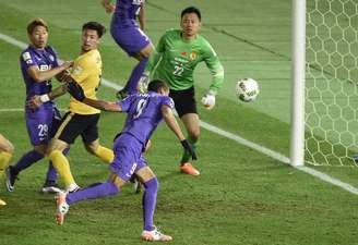 Douglas aproveita cobrança de escanteio para marcar 1º gol do Hiroshima