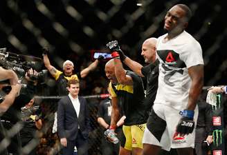 Anderson Silva se emocionou ao vencer a luta