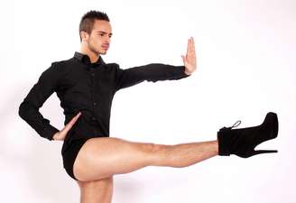 Dançarino francês ensina coreografias de cantoras pop no YouTube