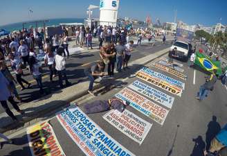 Protesto contra a violência e morte de policias na orla de Copacabana