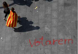 Estudante veste bandeira separatista da Catalunha, durante manifestação a favor de referendo de independência da região, em Barcelona