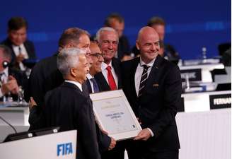 Presidente da Fifa, Gianni Infantino, posa para fotos com representantes da candidatura conjunta de EUA, Canadá e México para Copa de 2026 13/06/2018 REUTERS/Sergei Karpukhin