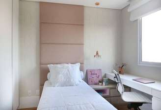 1. Decoração clean com cores de quarto feminino pequeno decorado com pendente moderno em rose gold – Foto: Pinterest