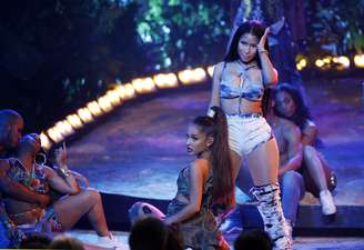 Nicki Minaj e Ariana Grande em apresentação do American Music Awards em Los Angeles
