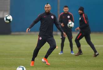 Vidal treina pela seleção do Chile em Porto Alegre