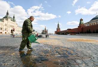 Trabalhador lava chão na Praça Vermelha, em Moscou
28/04/2020
Kirill Zykov/Agência de Notícias Moscou/Divulgação via REUTERS