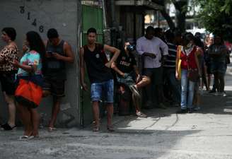 Pessoas fazem fila em frente a agência da Caixa para tentar receber auxílio emergencial do governo
15/04/2020
REUTERS/Ricardo Moraes