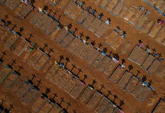 Imagem aérea de cemitério em Manaus
15/06/2020
REUTERS/Bruno Kelly