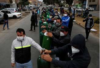 Moradores de Lima fazem fila para recarregar tanques de oxigênio em meio à pandemia de coronavírus
25/06/2020
REUTERS/Sebastian Castaneda 
