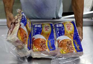 Funcionário da JBS empacota carne 
19/12/2017
REUTERS/Paulo Whitaker