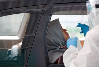 Enfermeira colhe material para teste de coronavírus em Jacarta, Indonésia
29/09/2020
REUTERS/Willy Kurniawan