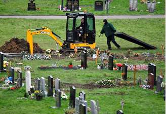 Trabalhadores cavam sepulturas em um cemitério, em meio à propagação da pandemia da doença coronavírus (COVID-19), em Londres, Reino Unido. 11/01/2021.  REUTERS/Toby Melville.