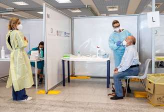 Profissional de saúde colhe amostra para exame de Covid-19 de homem no aeroporto de Fiumicino, em Roma
23/09/2020 REUTERS/Remo Casilli
