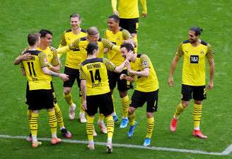 Jogadores do Borussia comemoram triunfo