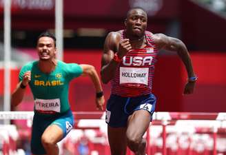 Com o brasileiro Rafael Pereira ao fundo, Grant Holloway corre para terminar semifinais na liderança