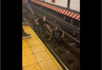 Homem salta nos trilhos do metrô de Nova York para salvar cadeirante