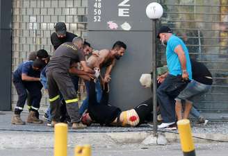 Homem ferido é socorrido durante protestos em Beirute, no Líbano