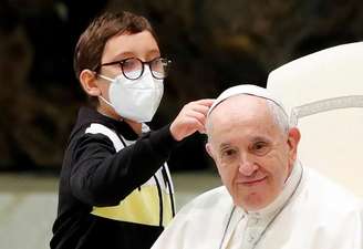 Menino tenta pegar o solidéu do papa no Vaticano
20/10/2021 REUTERS/Remo Casilli 