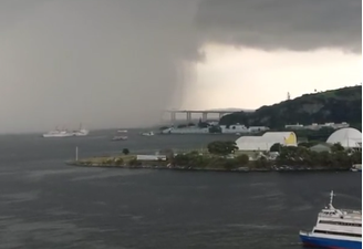 Tempestade no Rio de Janeiro encobre Ponte Rio-Niterói