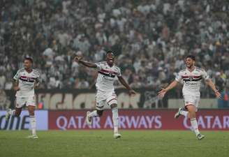 Léo comemora a classificação do Tricolor contra o Ceará na Sul-Americana (Foto: Rubens Chiri/São Paulo FC)