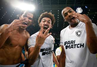 Jogadores do Botafogo comemoram vitória sobre o Grêmio em Porto Alegre