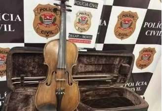 O violino, fabricado há mais de 100 anos, foi furtado no ano passado, depois que o dono se apresentou em um clube da capital.