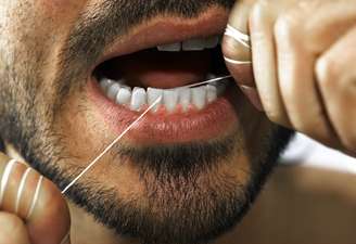 Uso de fio dental é essencial para a higiene bucal completa