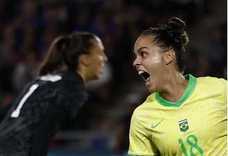 Gabi Portilho comemora gol que abriu o placar contra a França.