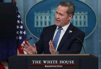 O conselheiro de Segurança Nacional dos EUA, Mike Waltz, confirmou pausa na inteligência esta quarta-feira (05/03) — mas ainda não se sabe alcance da decisão