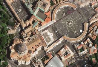 A fila de fiéis formada para prestar as últimas homenagens ao papa Francisco, no Vaticano.