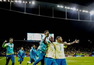 Vini Jr. comemora gol da seleção brasileira contra o Paraguai.
