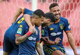 Brasileiro Yan Sasse (esq) é um dos principais jogadores do Esperánce, da Tunísia.