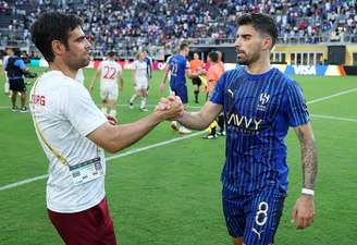 Ruben Neves, do Al Hilal, abraça Pedro Pereira, do FC Salzburg, após a partida do grupo H da Copa do Mundo de Clubes da FIFA 2025 entre FC Red Bull Salzburg e Al Hilal no Audi Field em 22 de junho de 2025 em Washington, DC