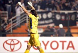 Cássio celebra vitória do Corinthians sobre o Vasco na Libertadores de 2012.