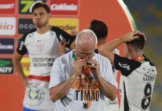 Dorival festeja 4º Copa do Brasil, rebate críticas e elogia torcedores: 'Paguei minha dívida'.