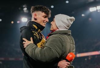 O árbitro Pascal Kaiser emocionou torcedores ao pedir namorado em casamento em estádio na Alemanha