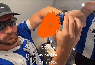 Homem 'corre' 5 km dentro do banheiro de avião para completar meta de exercício