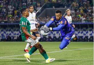 Arias começou no banco, mas entrou no lugar de Allan.