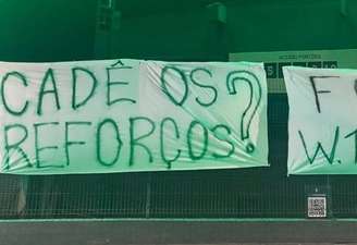 Torcida do Coritiba faz protesto e cobra reforços 